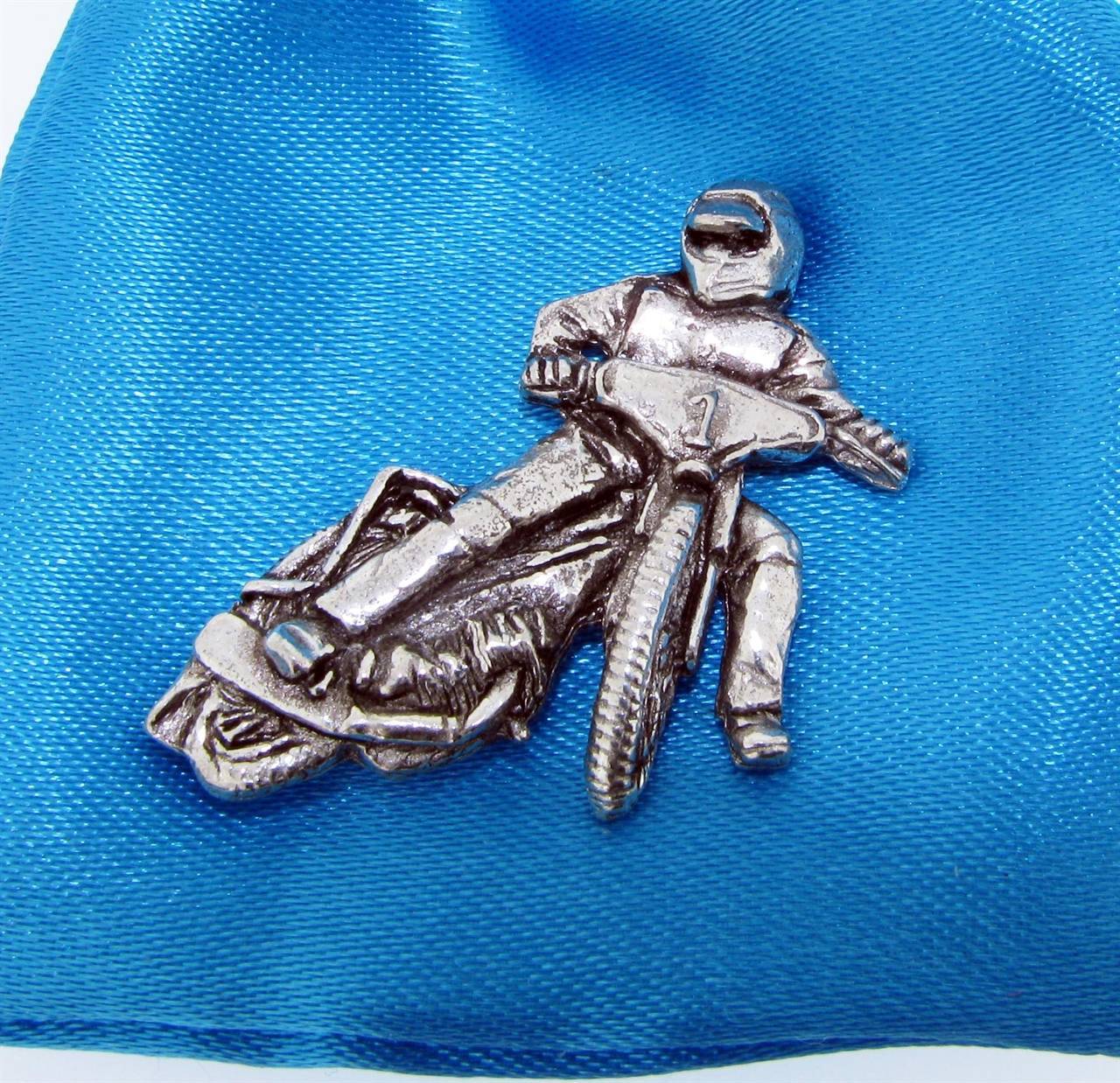 thumbnail image 2 of UK-Made Cycling Club Pewter Pin Brooch Badge | Road Bike Bicycle Gift | Silver 25mm X 16mm 2 of 3